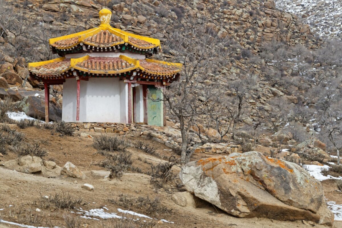 Sacred mountains and sand dunes at Khogno Khan