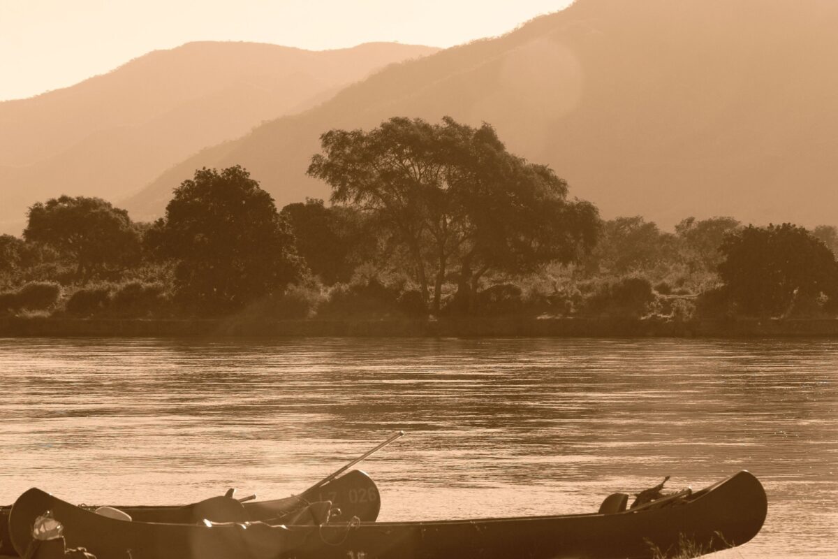 Canoe safaris in Lower Zambezi & Bangweulu