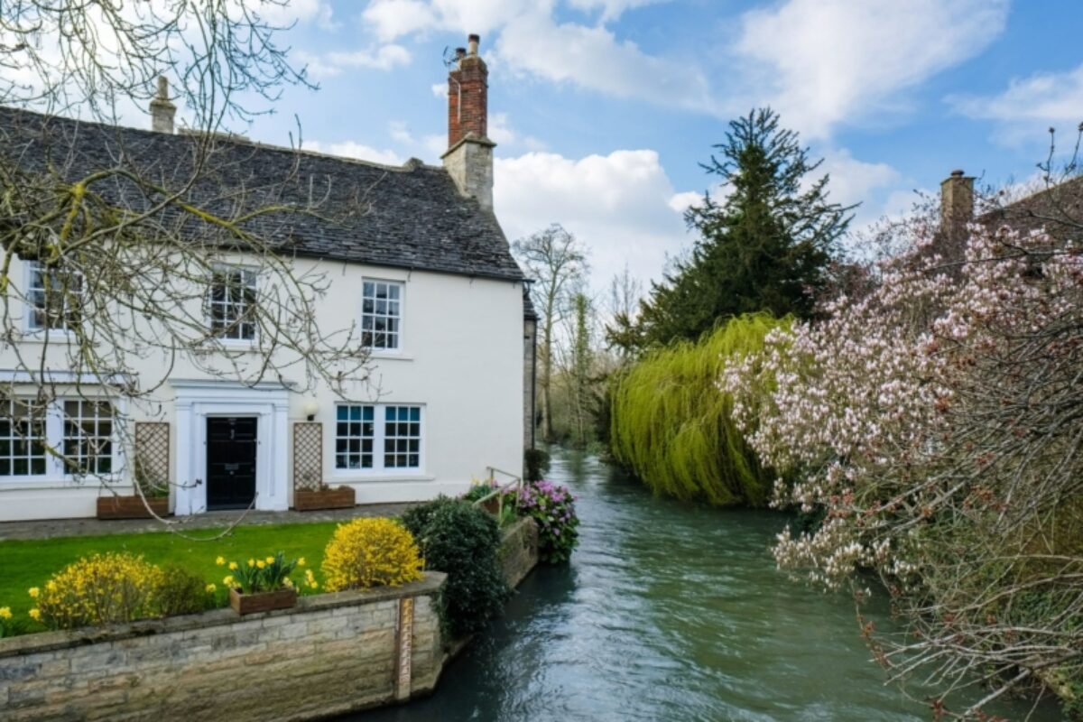 Picturesque Cottage beside the River Windrush in Witney UK