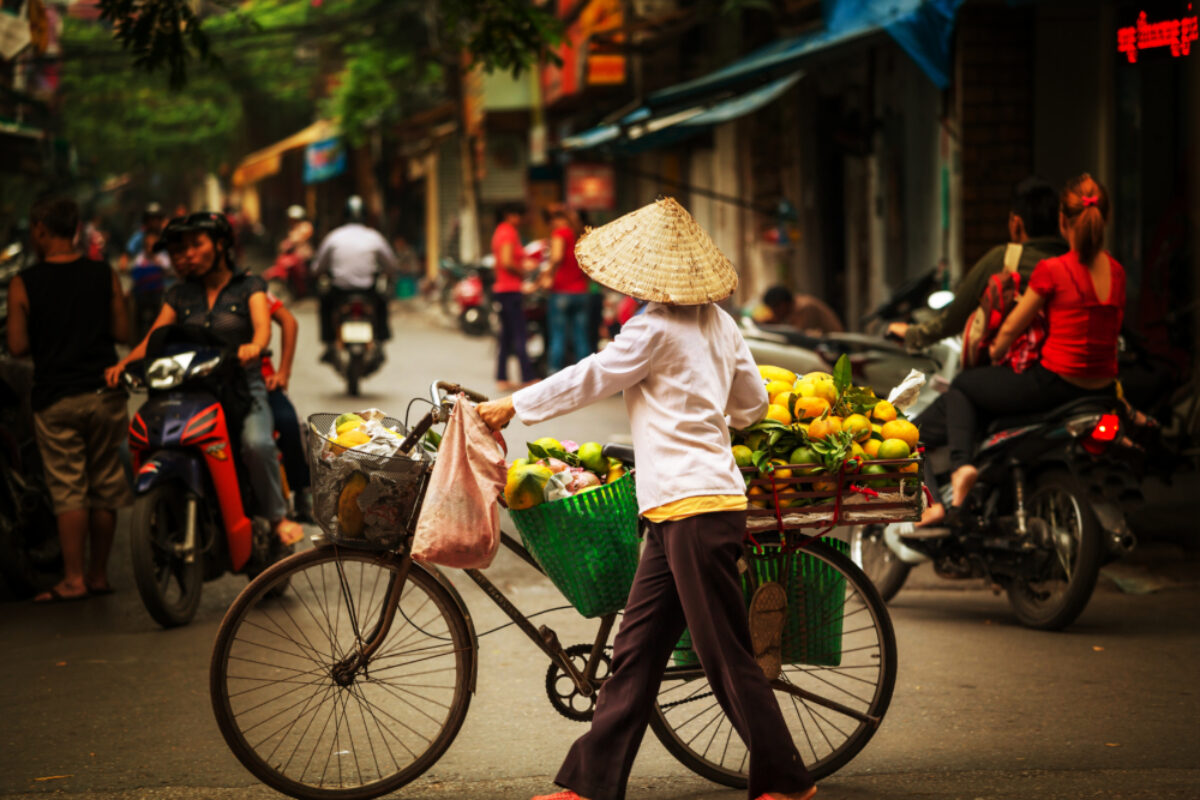 Vietnam_street-vendor-in-Hanoi
