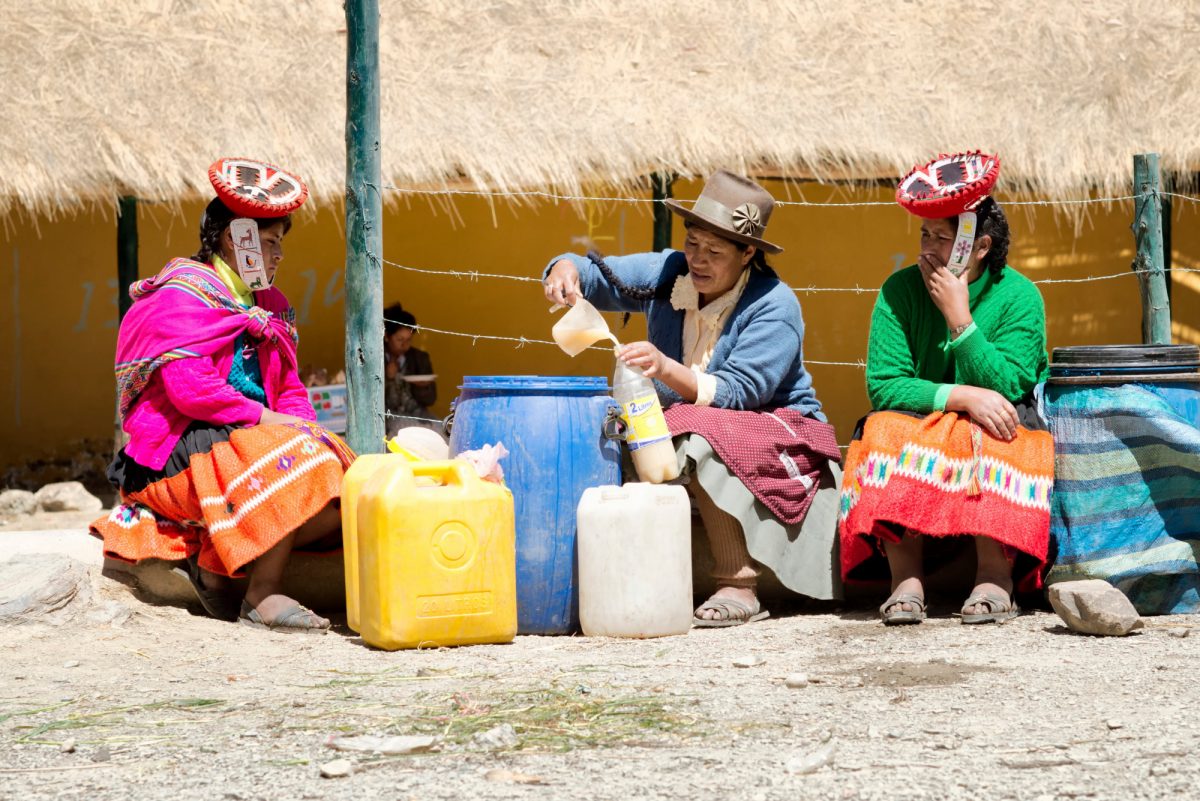 Women selling chicha peru