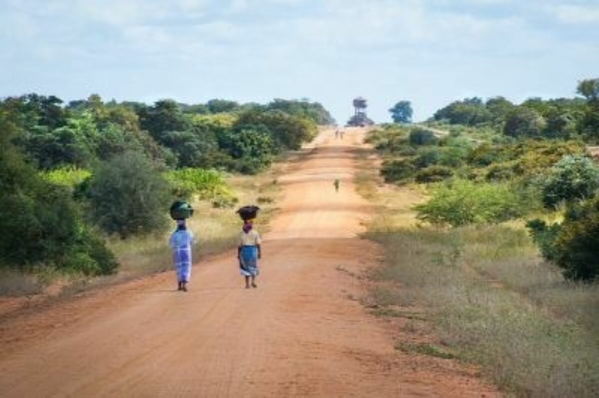 African women walking along road 2983081 640